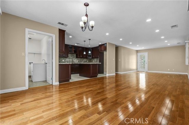 12731 Victory, North Hollywood (los Angeles), CA 91606