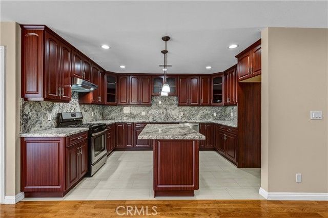 12731 Victory, North Hollywood (los Angeles), CA 91606