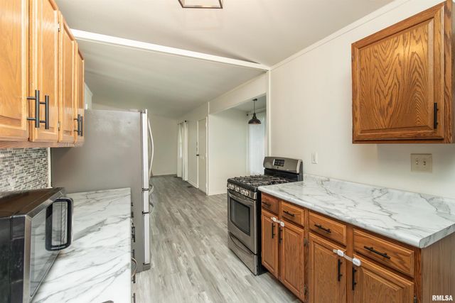 1600 BELLAIRE Street, Pekin, IL 61554