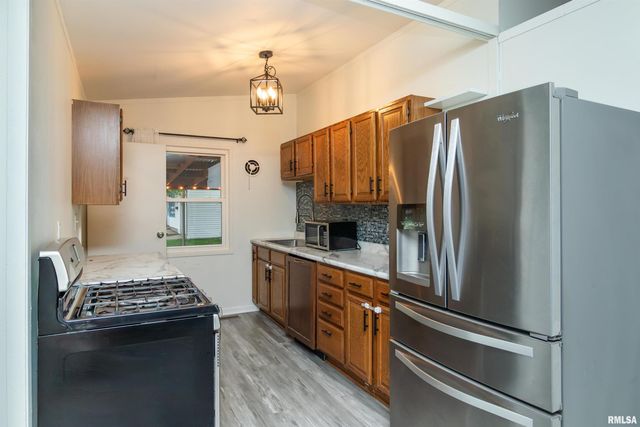 1600 BELLAIRE Street, Pekin, IL 61554