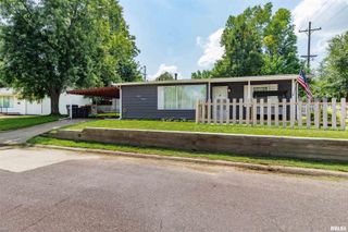 1600 BELLAIRE Street, Pekin, IL 61554