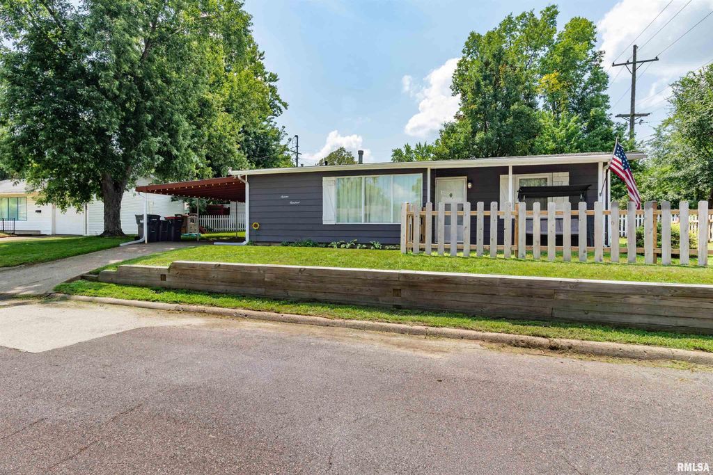 1600 BELLAIRE Street, Pekin, IL 61554