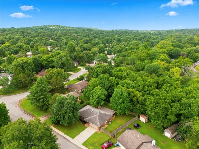 2709 N Wakefield Place, Fayetteville, AR 72703