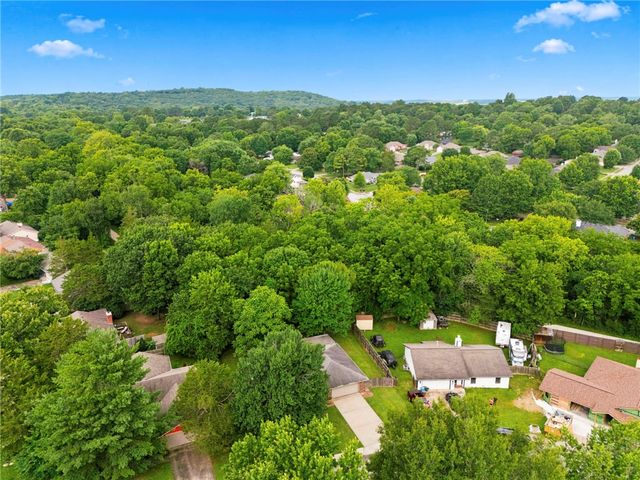 2709 N Wakefield Place, Fayetteville, AR 72703