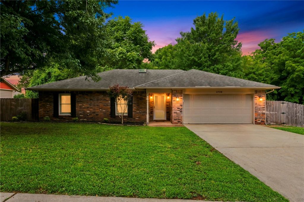 2709 N Wakefield Place, Fayetteville, AR 72703