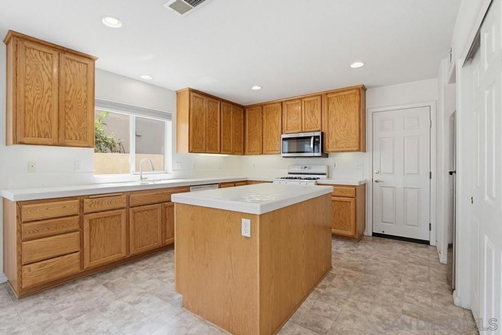 Image 15 of property listing at 8355 Jade Coast, San Diego, CA 92126