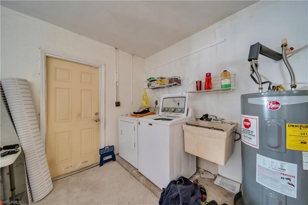 Image 24 of property listing at 836 Trafalgar PKWY, Cape Coral, FL 33991