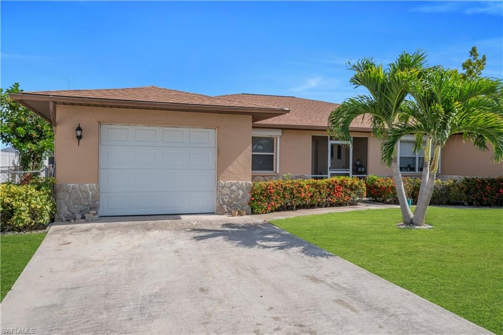 Image 3 of property listing at 836 Trafalgar PKWY, Cape Coral, FL 33991