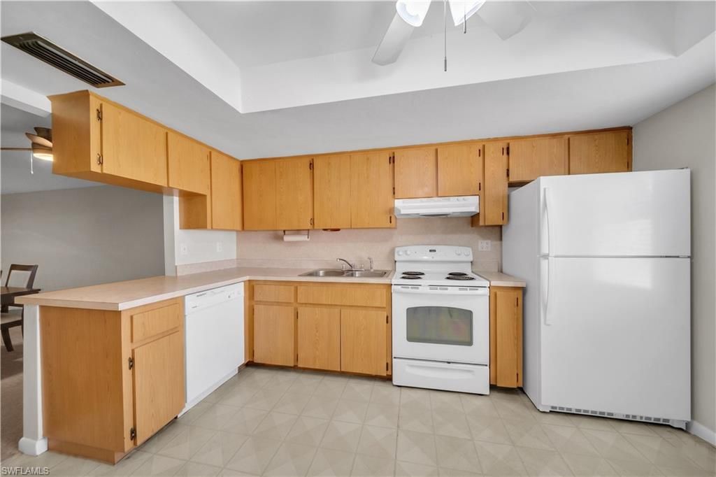 Image 5 of property listing at 836 Trafalgar PKWY, Cape Coral, FL 33991