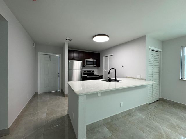 400 NE 30th Street 2, Pompano Beach, FL 33064