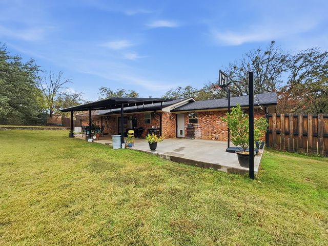 206 Navajo Trail, Hamilton, TX 76531