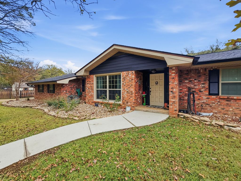 206 Navajo Trail, Hamilton, TX 76531