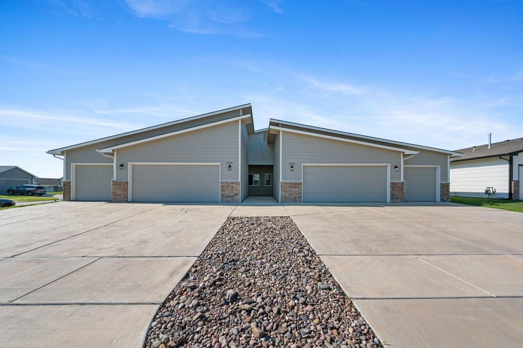 5283 N Toben Ct, Bel Aire, KS 67226