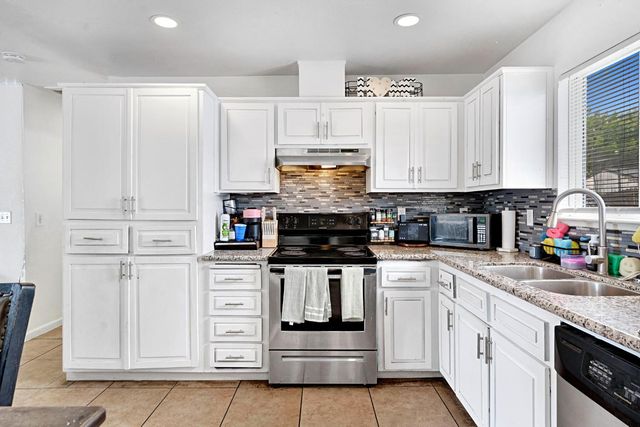 1402 N Bush Avenue, Fresno, CA 93727