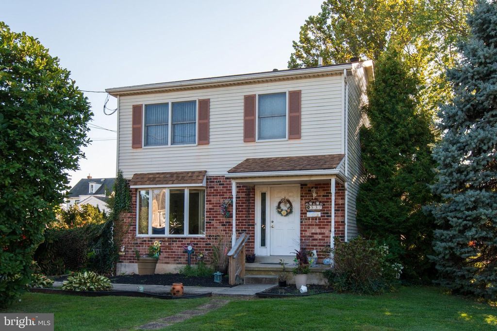 Image 2 of property listing at 537 FOLSOM AVE, Folsom, PA 19033