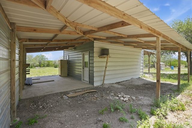 731 County Road 325, George West, TX 78022