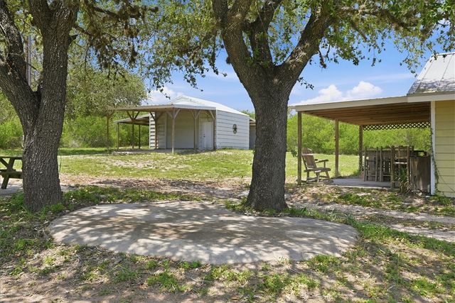 731 County Road 325, George West, TX 78022