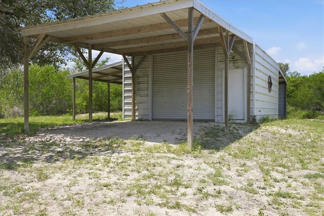 731 County Road 325, George West, TX 78022