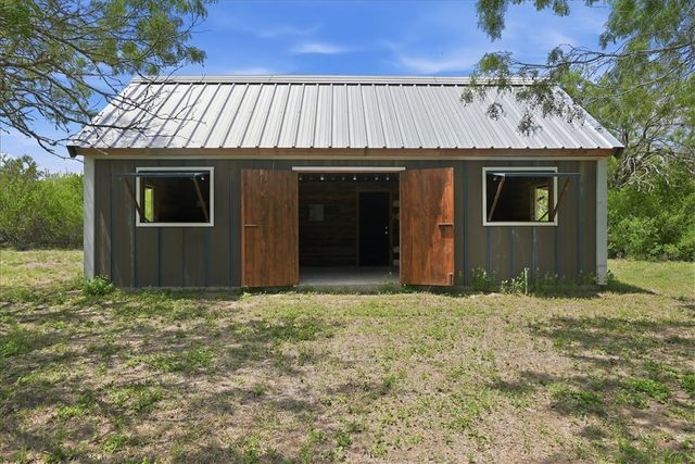 731 County Road 325, George West, TX 78022