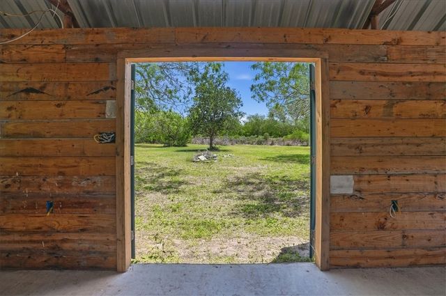 731 County Road 325, George West, TX 78022