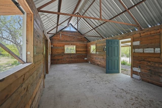 731 County Road 325, George West, TX 78022