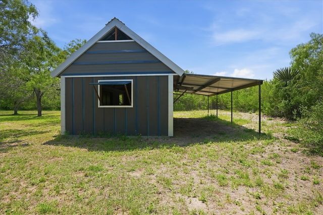 731 County Road 325, George West, TX 78022