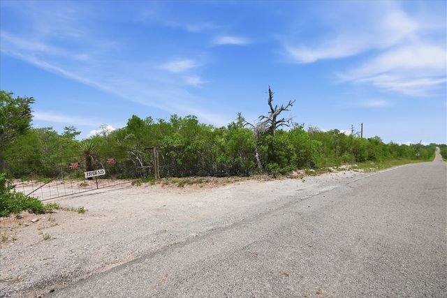 731 County Road 325, George West, TX 78022