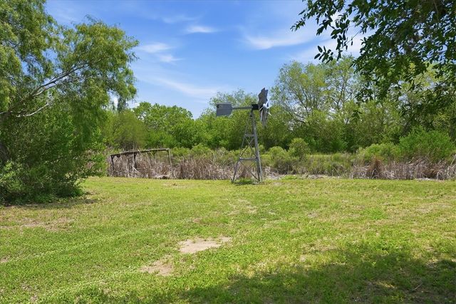 731 County Road 325, George West, TX 78022