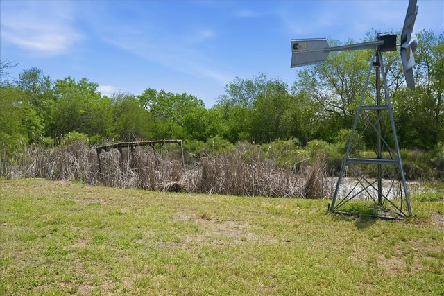731 County Road 325, George West, TX 78022