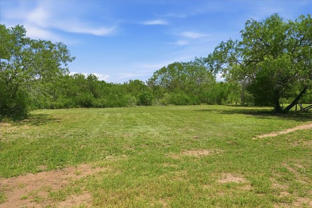 731 County Road 325, George West, TX 78022