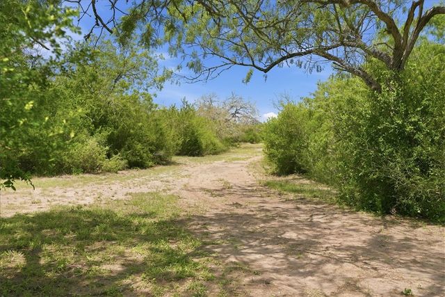 731 County Road 325, George West, TX 78022