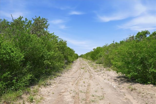 731 County Road 325, George West, TX 78022