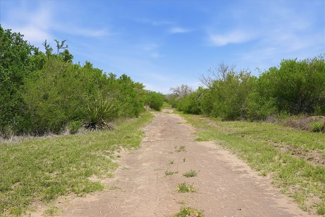 731 County Road 325, George West, TX 78022