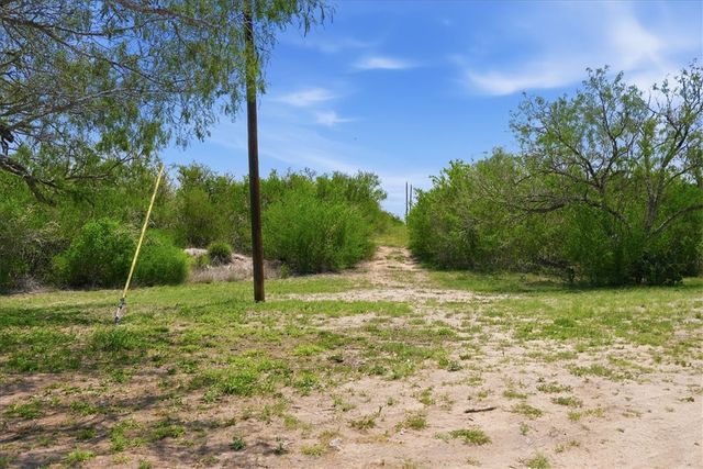 731 County Road 325, George West, TX 78022