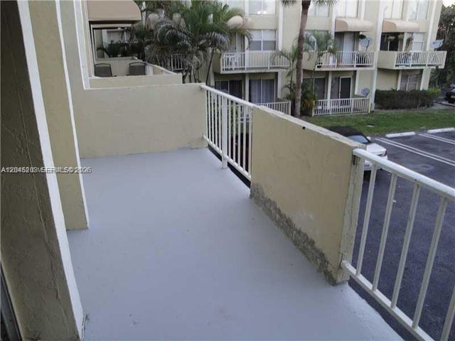 18111 NW 68th Ave I208, Hialeah, FL 33015