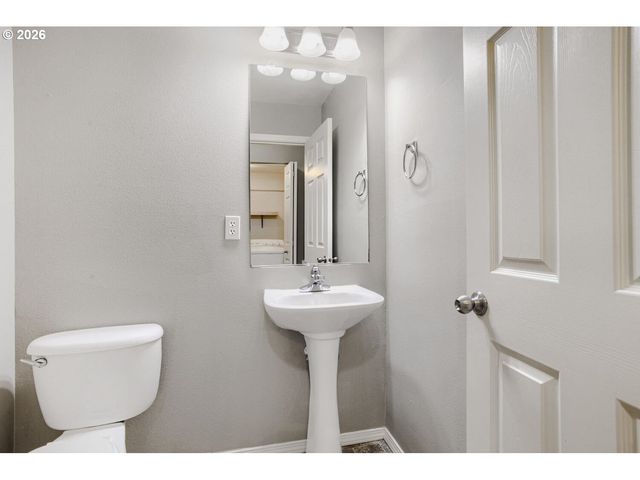 19155 Se YAMHILL St 17, Portland, OR 97233