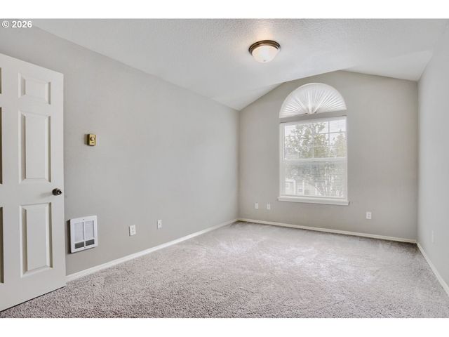 19155 Se YAMHILL St 17, Portland, OR 97233