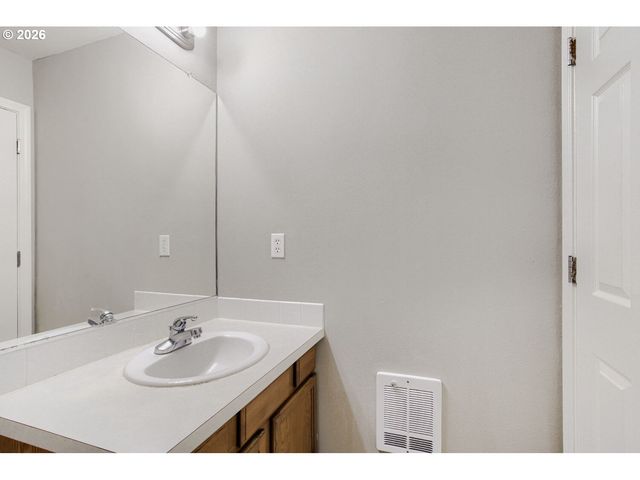19155 Se YAMHILL St 17, Portland, OR 97233