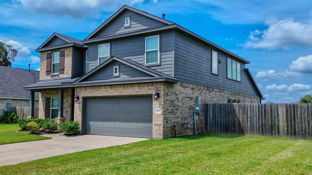 297 Twin Lakes Boulevard W, West Columbia, TX 77486