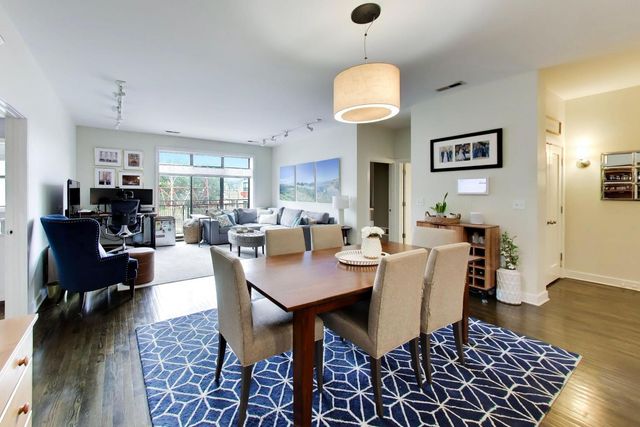 3028 W ROSCOE Street 203, Chicago, IL 60618