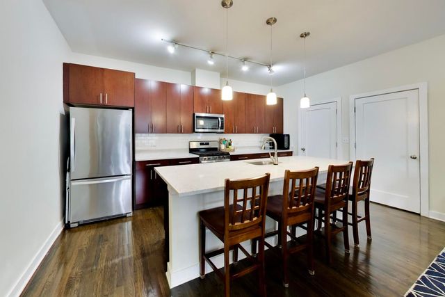 3028 W ROSCOE Street 203, Chicago, IL 60618