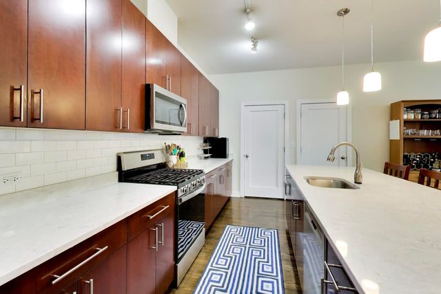 3028 W ROSCOE Street 203, Chicago, IL 60618