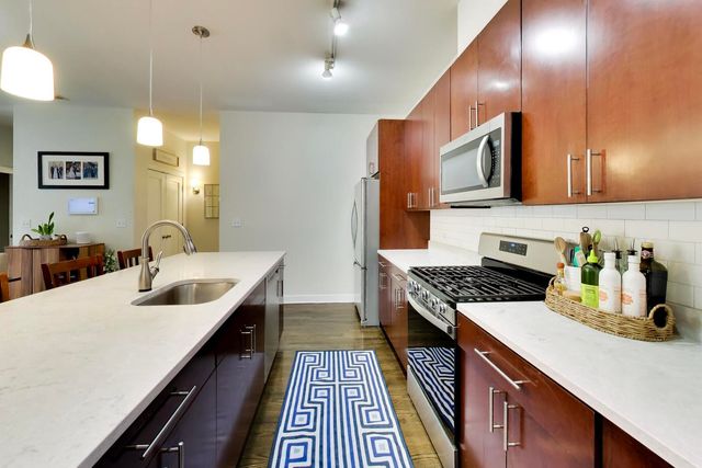 3028 W ROSCOE Street 203, Chicago, IL 60618