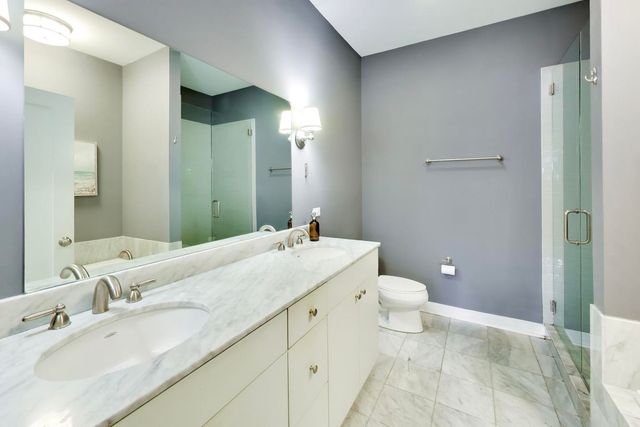 3028 W ROSCOE Street 203, Chicago, IL 60618