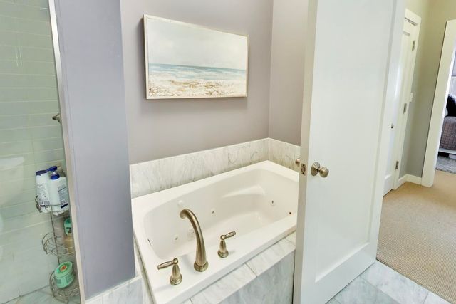 3028 W ROSCOE Street 203, Chicago, IL 60618