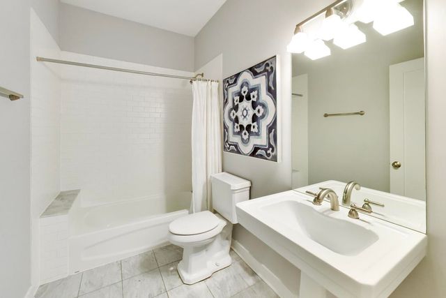 3028 W ROSCOE Street 203, Chicago, IL 60618