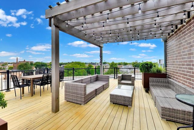 3028 W ROSCOE Street 203, Chicago, IL 60618