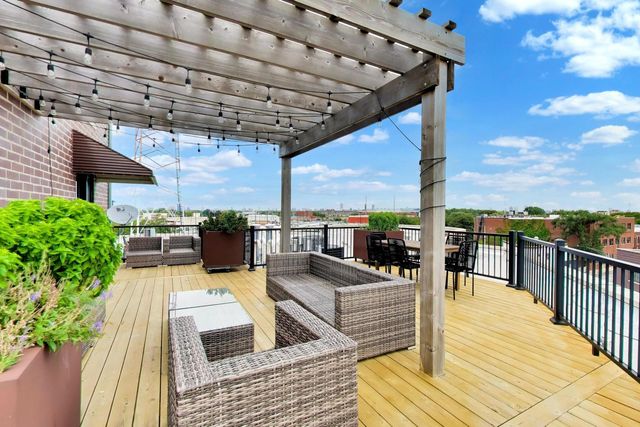 3028 W ROSCOE Street 203, Chicago, IL 60618