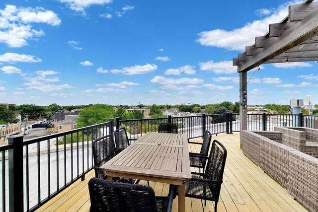 3028 W ROSCOE Street 203, Chicago, IL 60618