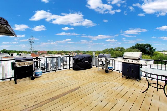 3028 W ROSCOE Street 203, Chicago, IL 60618